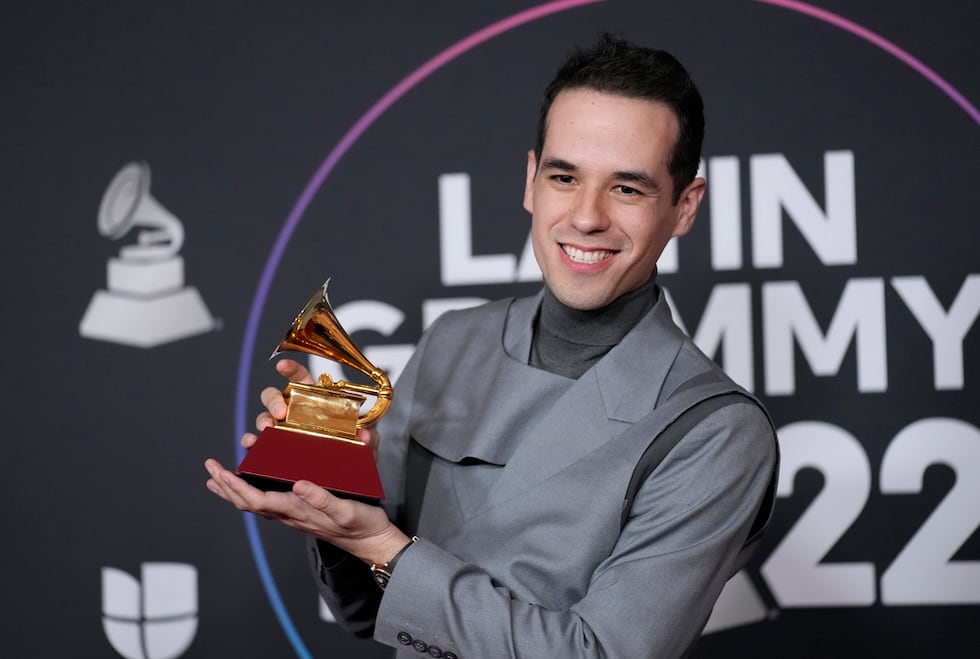 ARCHIVO - Edgar Barrera posa en la sala de prensa con el premio a mejor canción regional por...